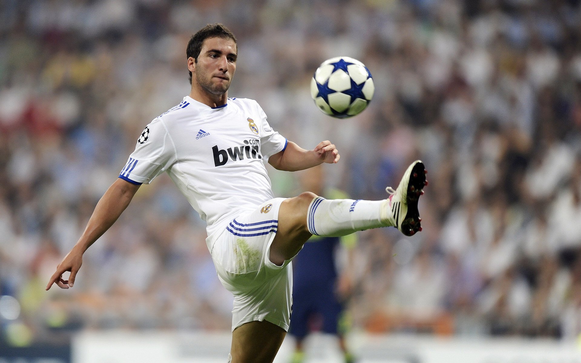 波士顿凯尔特人季后赛惊险制胜，武大靖的5记关键球让全场热血沸腾